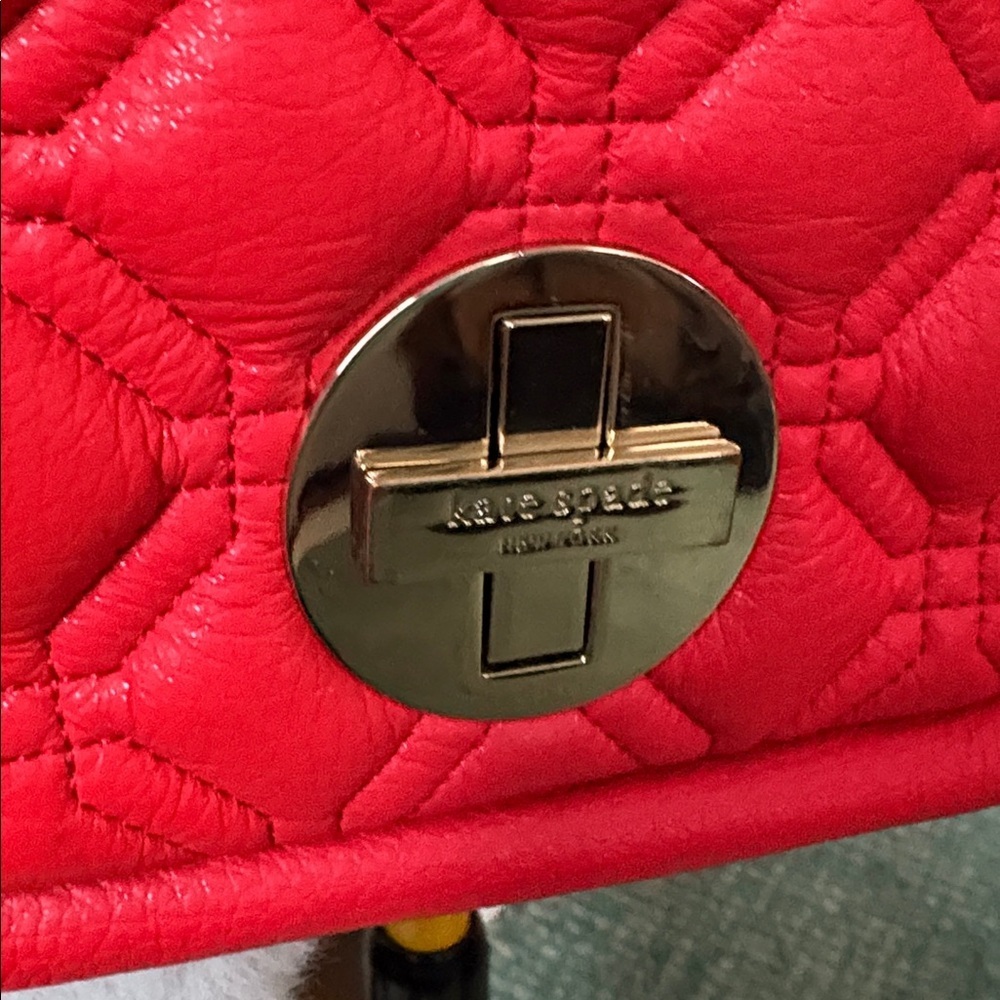 Kate Spade  Crossbody Bag  quilted leather  Red  turn lock  chain strap detail - Picture 4 of 17